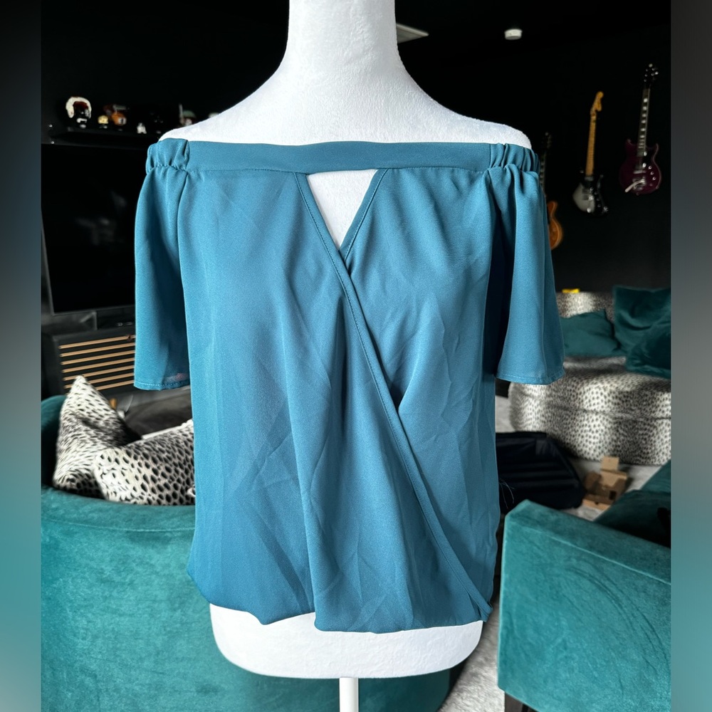 Slit open front, short sleeve, teal shirt